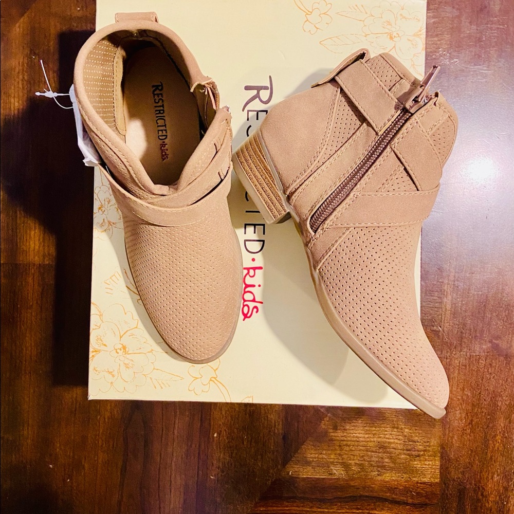 Girls boots